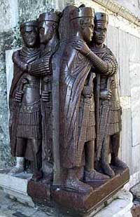 Wahrscheinlich aus Nicomedia stammende porphyrne Statuengruppe der Tetrarchen am Markus-Dom in Venedig mit jeweils zusammen einem Augustus und einem Caesar. (v. links: Maximianus und Constantius I., Diocletianus und Galerius). Wahrscheinlich aus Nicomedia stammende porphyrne Statuengruppe der Tetrarchen am Markus-Dom in Venedig mit jeweils zusammen einem Augustus und einem Caesar. (v. links: Maximianus und Constantius I., Diocletianus und Galerius). (Foto: Wolfgang Kuhoff)