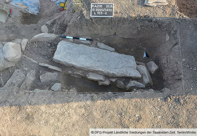 Grabungsfoto eines freigelegten Grabes