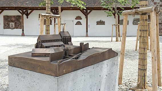 Das Bronzemodell zeigt den Zustand des Barfüsserklosters um 1350