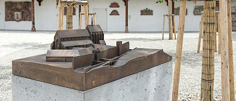 Das Bronzemodell zeigt den Zustand des Barfüsserklosters um 1350 Das Bronzemodell zeigt den Zustand des Barfüsserklosters um 1350