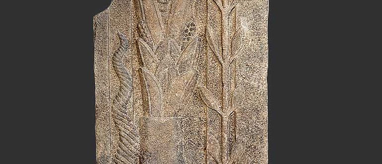 Basaltstele mit unbekannter Götterdarstellung