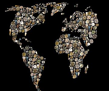 Mosaik einer Weltkarte aus diversen menschlichen Zähnen und Zahnüberresten