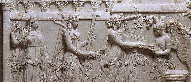 Marmorrelief: Apollo mit Schwester und Mutter sowie der Siegesgöttin Victoria. (© Staatliche Museen Berlin - Antikensammlung)