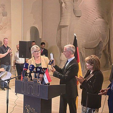 Dr. Dr. h. c. Margarete van Ess mit dem Deutschen Botschafter Dr. Daniel Krebber Dr. Dr. h. c. Margarete van Ess mit dem Deutschen Botschafter Dr. Daniel Krebber