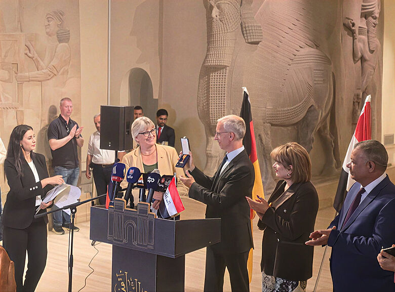 Dr. Dr. h. c. Margarete van Ess mit dem Deutschen Botschafter Dr. Daniel Krebber Dr. Dr. h. c. Margarete van Ess mit dem Deutschen Botschafter Dr. Daniel Krebber