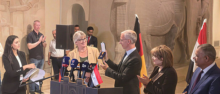 Dr. Dr. h. c. Margarete van Ess mit dem Deutschen Botschafter Dr. Daniel Krebber Dr. Dr. h. c. Margarete van Ess mit dem Deutschen Botschafter Dr. Daniel Krebber