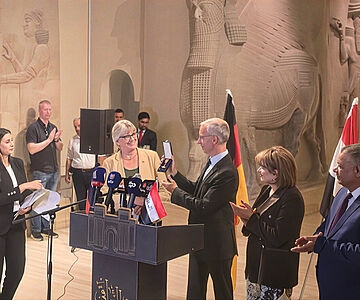 Dr. Dr. h. c. Margarete van Ess mit dem Deutschen Botschafter Dr. Daniel Krebber