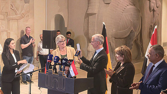 Dr. Dr. h. c. Margarete van Ess mit dem Deutschen Botschafter Dr. Daniel Krebber Dr. Dr. h. c. Margarete van Ess mit dem Deutschen Botschafter Dr. Daniel Krebber