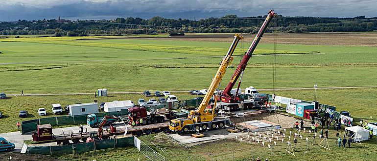 Blockbergung eines frühkeltischen Prunkgrabes nahe der Heuneburg am 6. Oktober 2020