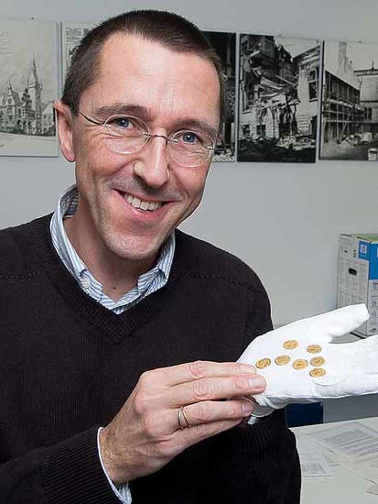 LWL-Chefarchäologe Prof. Dr. Michael M. Rind freut sich über einen besonderen Fund in Westfalen. (Foto: LWL/S. Brentführer)
