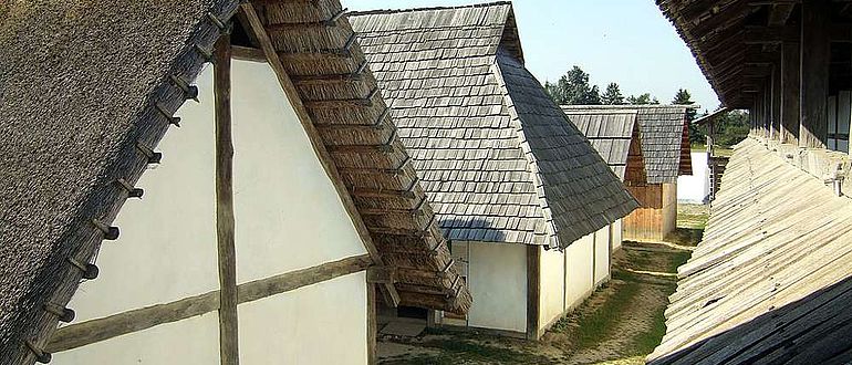 Rekonstruierte Gebäude im Freilichtmuseum Heuneburg