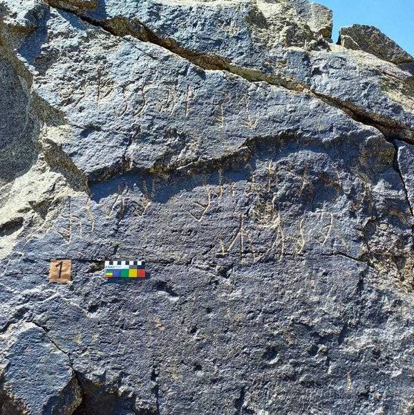 Schriftzeichen auf einem Felsen in der Almosi-Schlucht in Tadschikistan