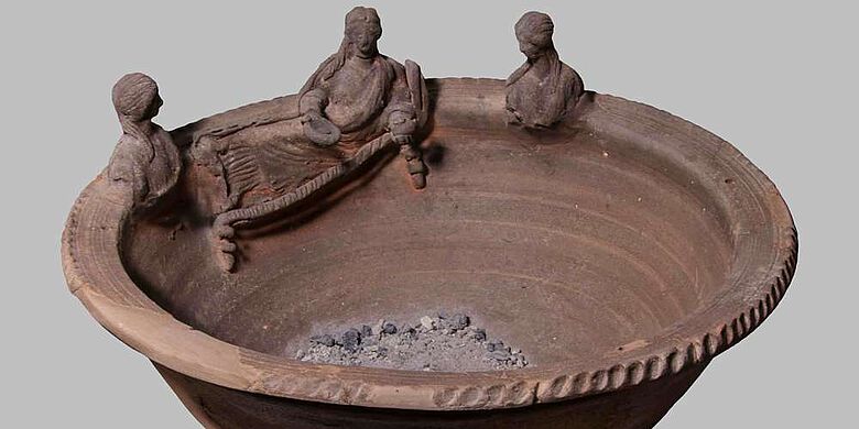 Räucherschale aus Terrakotta mit den untersuchten Ascheresten Räucherschale aus Terrakotta mit den untersuchten Ascheresten