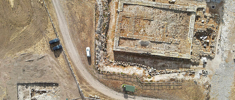 Ausgrabung des etruskischen Tempels (Drohnenfoto)