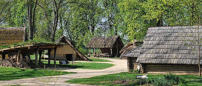 Blick in den eisenzeitlichen Freilichtbereich des Urgeschichtemuseums Niederösterreich