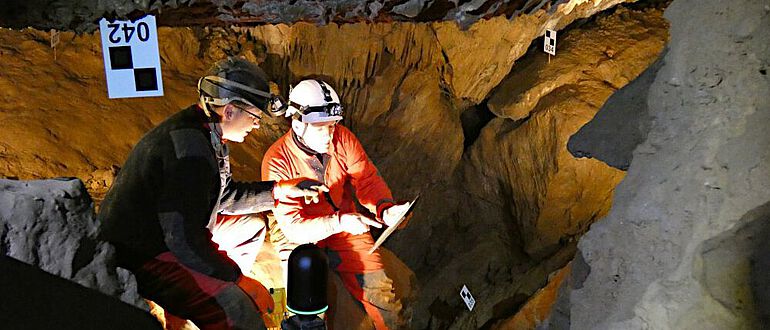 Forscher der Speläogruppe Sauerland e.V. vermessen das Felsenmeer