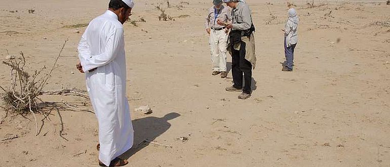 Besuch eines Fundortes mit einem lokalen Mitarbeiter der QMA (Foto: DAI)