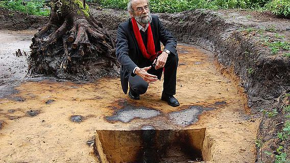 Dr. Daniel Bérenger und sein Grabungsteam untersuchen einen der besterhaltenen bronzezeitlichen Grabhügel in Ostwestfalen und erhoffen sich wertvolle Erkenntnisse für die archäologische Forschung. (Foto: LWL/Burgemeister)