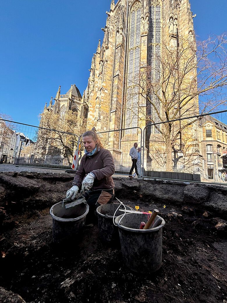 Ein besonderer Arbeitsplatz: Direkt am Fuße des Doms arbeiten die größtenteils ehrenamtlichen Archäologinnen und Archäologen