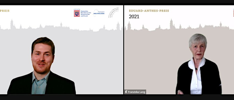 Die Vorsitzende des Vereins von Altertumsfreunden im Regierungsbezirk Darmstadt e.V., Prof. Dr. Franziska Lang (rechts), mit dem diesjährigen Preisträger Dr. des. Ferdinand Heimerl (links)