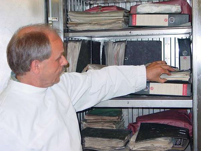Reinhold Sand vom LWL-Archivamt zeigt, wie die Archivalien getrocknet werden. (Foto: LWL)