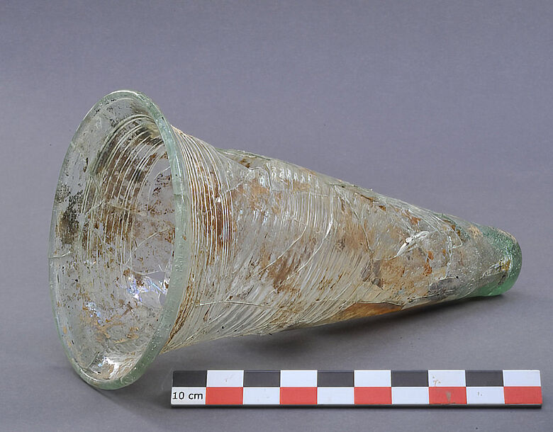 Gläserner Spitzbecher (restauriert)