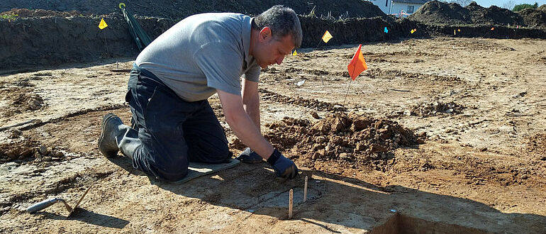 Ausgrabung einer Pfostengrube