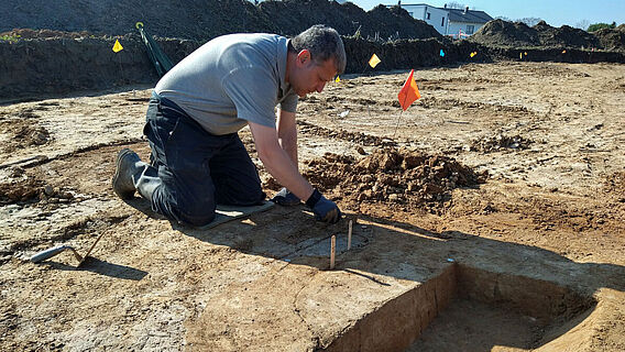 Ausgrabung einer Pfostengrube
