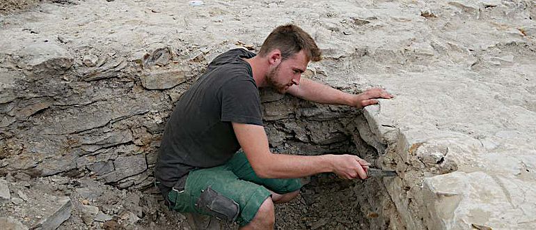 Fein säuberlich werden die Mauerfugen vom Grabungshelfer freigelegt