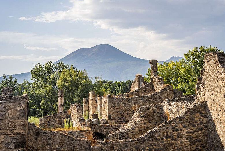 Hausruinen in Pompeji. Blick Richtung Norden auf den Vesuv. Hausruinen in Pompeji. Blick Richtung Norden auf den Vesuv.