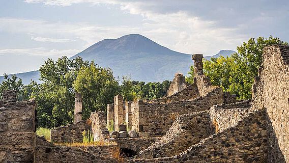 Hausruinen in Pompeji. Blick Richtung Norden auf den Vesuv.