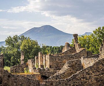 Hausruinen in Pompeji. Blick Richtung Norden auf den Vesuv.