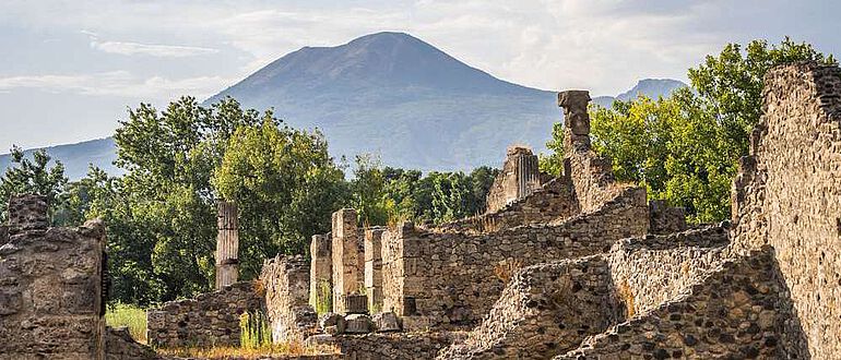 Hausruinen in Pompeji. Blick Richtung Norden auf den Vesuv.