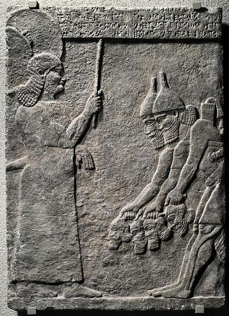 Ablieferung abgeschlagener Köpfe vor Eunuchen aus dem Zentral-Palast Tiglapilesers III.