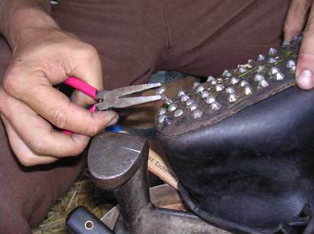 Reparatur der Schuhsohlen (Foto: Hans-Christian Dirscherl) Reparatur der Schuhsohlen (Foto: Hans-Christian Dirscherl)