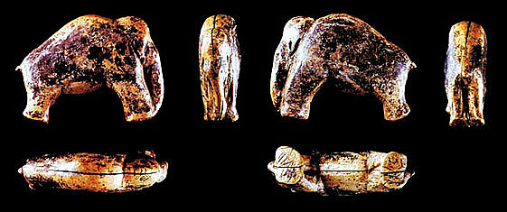 Das nur 3,7 cm große Mammut aus Elfenbein wurde 2006 bei Nachgrabungen an der Vogelherdhöhle im Lonetal, Baden-Württemberg, entdeckt. Mit einem Alter von ca. 32.000 Jahren stellt es einen der ältesten Belege figürlicher Kunst weltweit dar (Foto: Uni Tübingen)