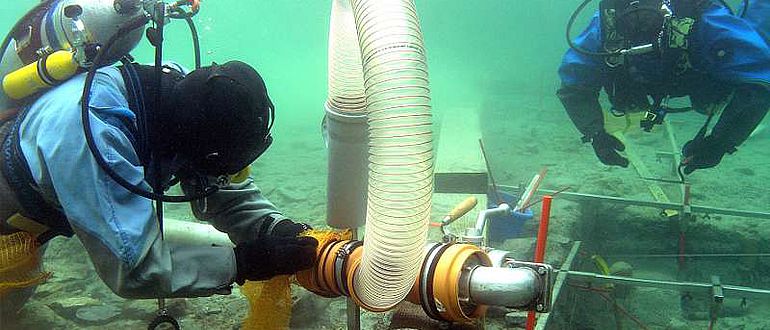 Freilegung von Unterwasserdenkmalen durch archäologische Forschungstaucher (&copy; Denkmalpflege Baden-Württemberg)