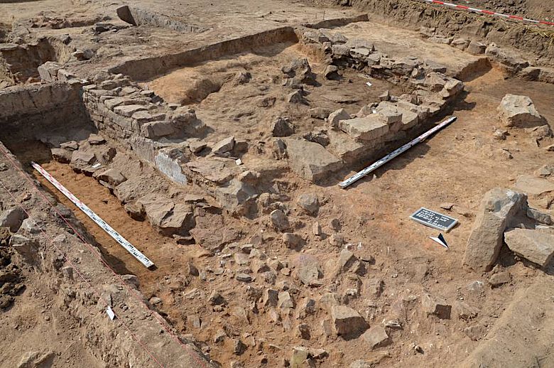 Grabungsschnitt in Eingangsbereich des Palatiums Grabungsschnitt in Eingangsbereich des Palatiums