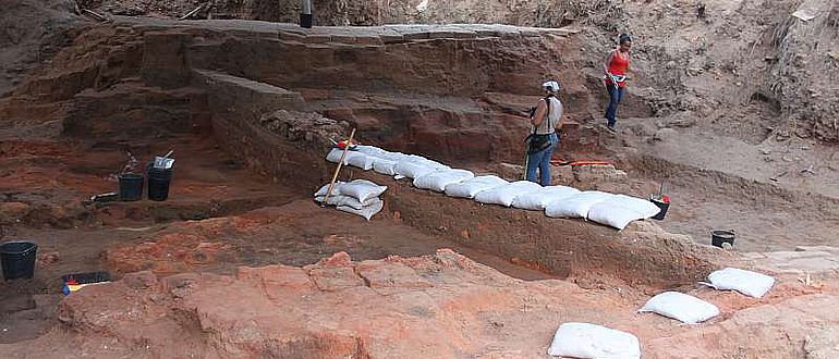 Verbrannte Lehmziegel des Festungstors gegen Ende der Ausgrabung (© M. Peilstöcker & JCHP)