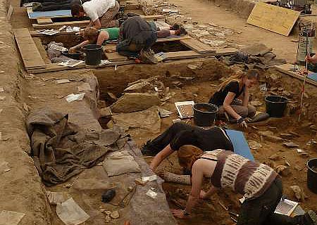 Seit 2009 erforschen die LWL-Archäologen die Großsteingräber der Jungsteinzeit bei Erwitte-Schmerlecke (Foto:LWL/M. Baales)