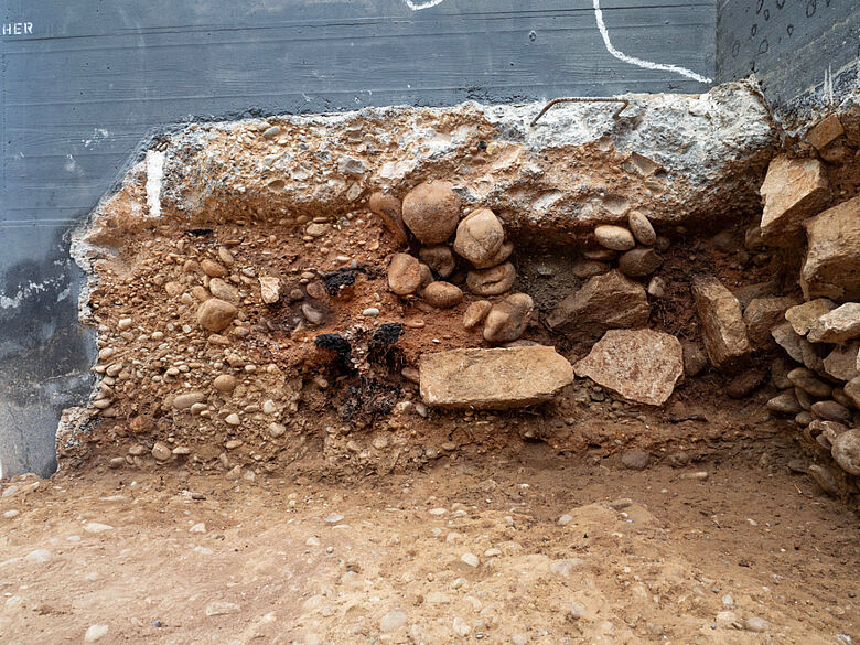 Verkohlte Hölzer im Murus Gallicus
