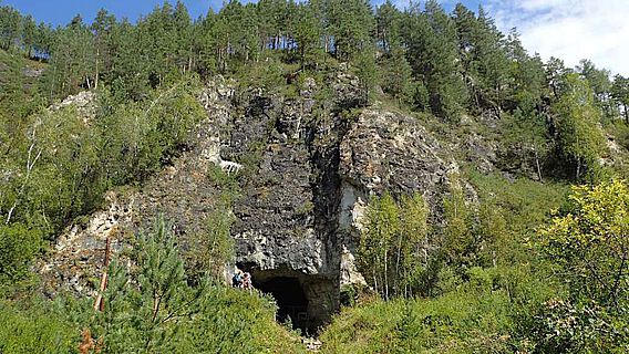 Der Eingang zur Denisova-Höhle, der bekannten Fundstätte in Südsibirien, in der sowohl Überreste von Neandertalern als auch ihrer asiatischen Verwandten, der Denisovaner, gefunden wurden