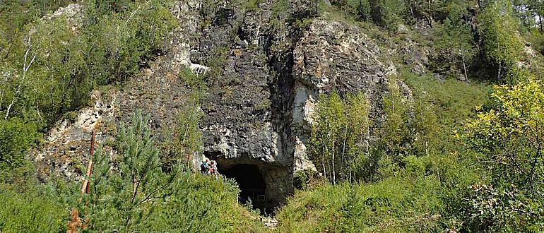 Der Eingang zur Denisova-Höhle, der bekannten Fundstätte in Südsibirien, in der sowohl Überreste von Neandertalern als auch ihrer asiatischen Verwandten, der Denisovaner, gefunden wurden
