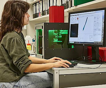 Das LIBS-System im Labor des LEIZA