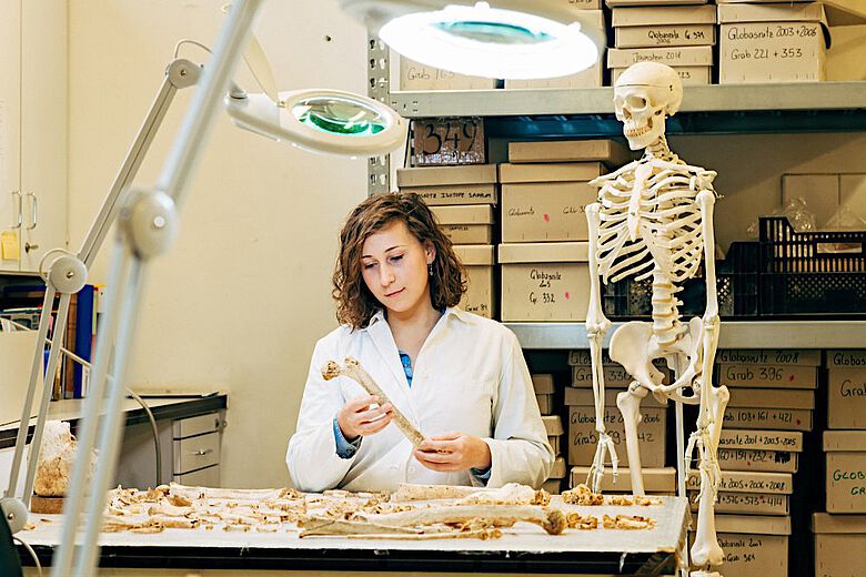 Die ÖAW-Archäologin Magdalena Srienc-Ściesiek bei der Untersuchung von Knochenfunden im Labor in Wien