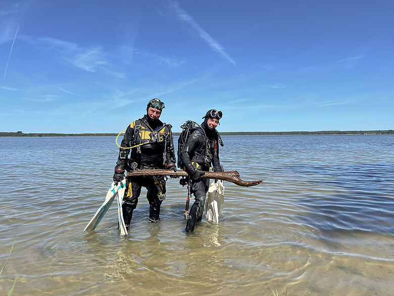 Bergung des mittelsteinzeitlichen Holzes aus dem Arendsee