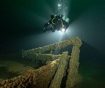Forschungstaucherin an Wrack im Bodensee