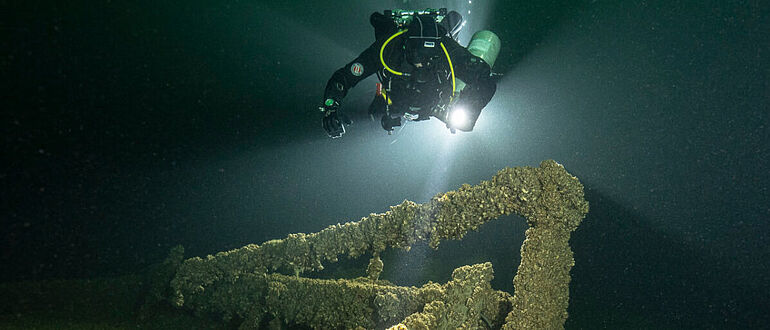Forschungstaucherin an Wrack im Bodensee