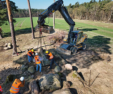 Wiederaufbau des Megalithgrabes Küsterberg