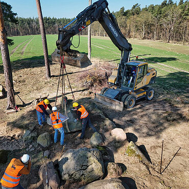 Wiederaufbau des Megalithgrabes Küsterberg